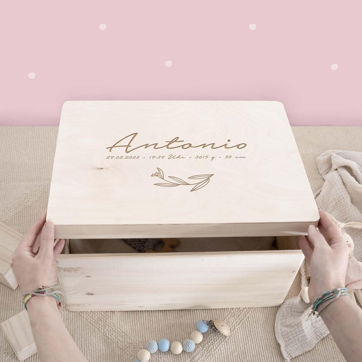 hellomini Personalised Wooden Memory Box, Engraved Storage Box with Name & Birth Dates, Gift for Birth, Christening & Birthday, High-Quality Baby Memory Box (Leaves) – Bild 6
