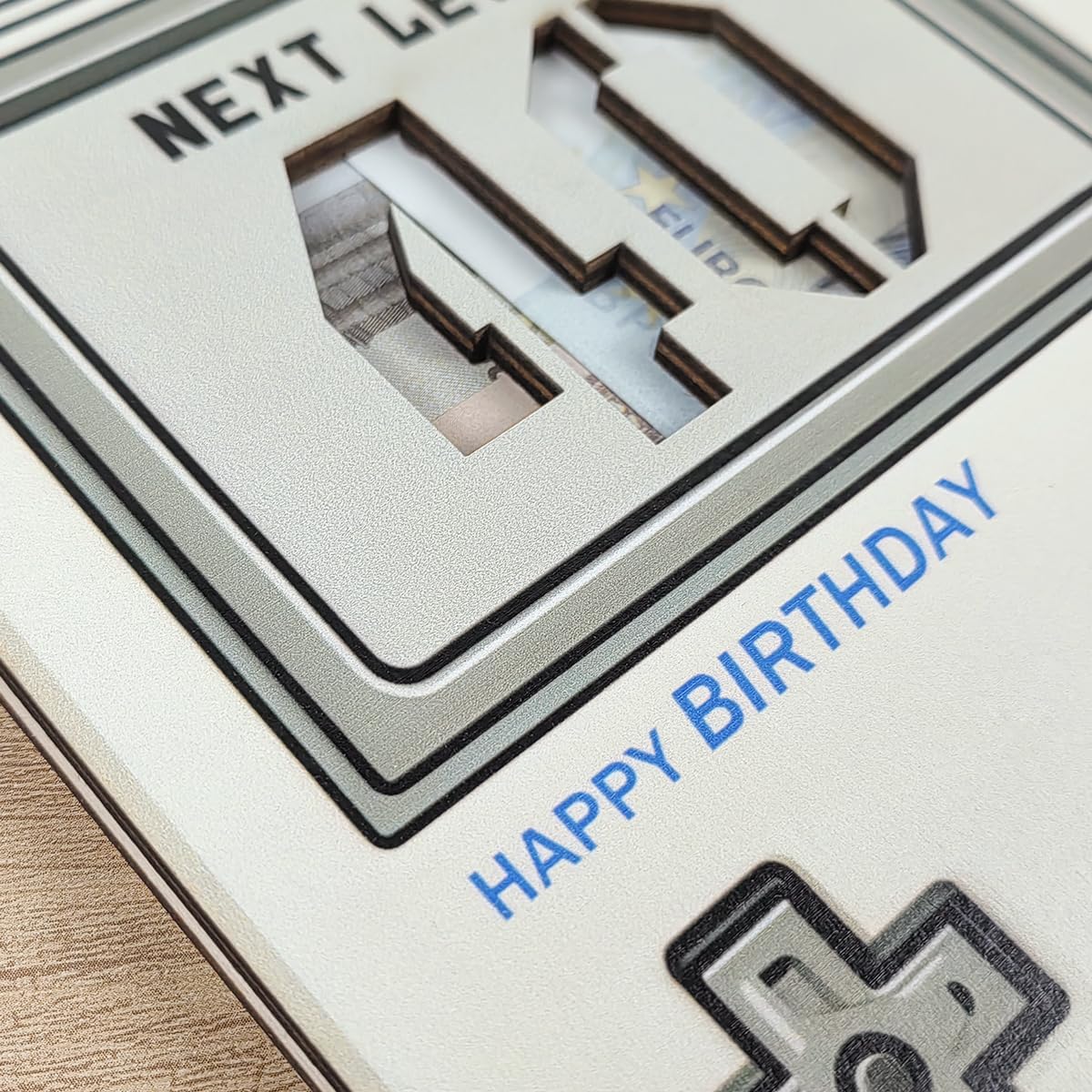 XL 40th Birthday Women Men Money Gifts, 40th Retro Wooden Game Console with Greeting Cards, Funny Games Gift for 40th Birthday Man Woman - Next Level! 40 – Bild 4