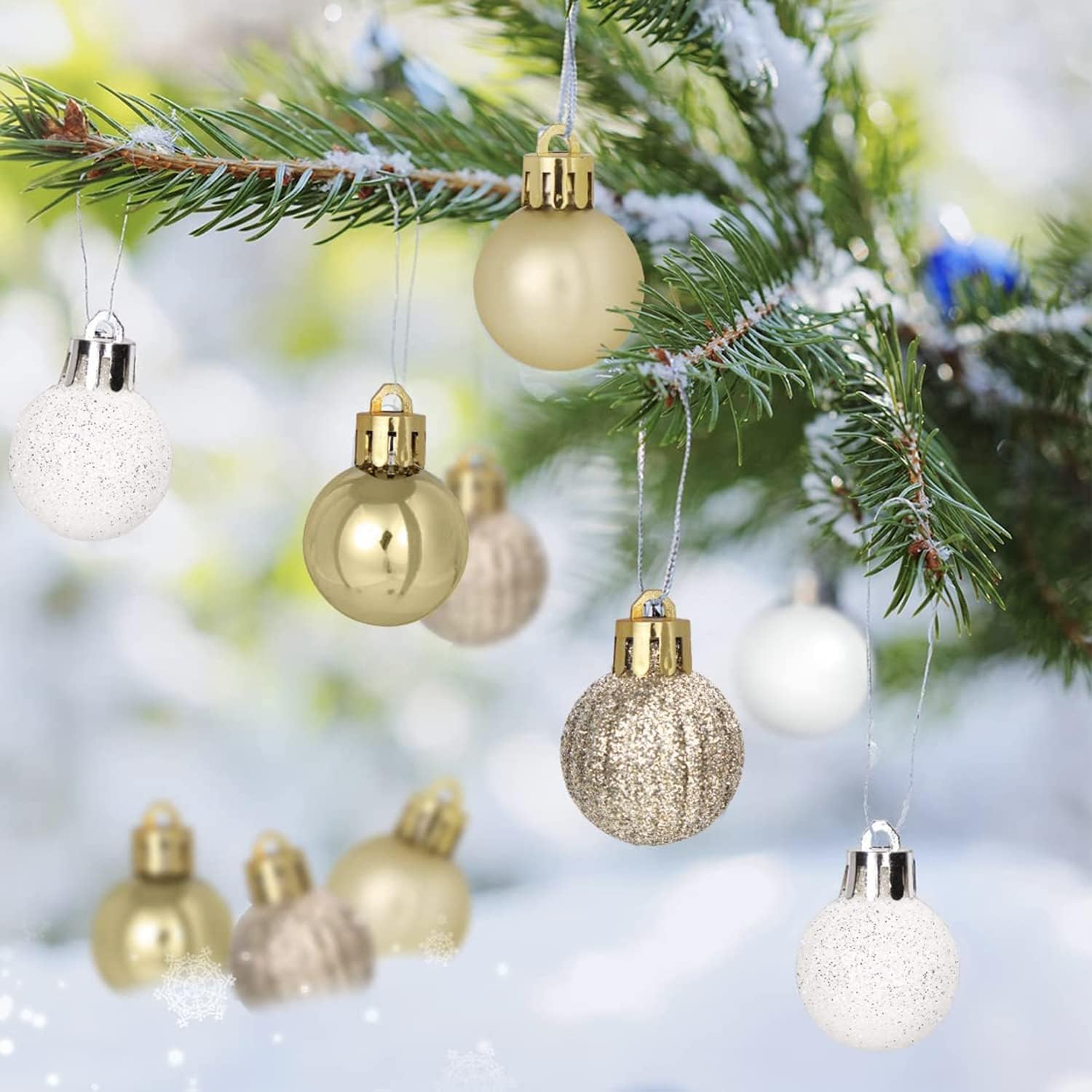 Pack of 30 Mini Christmas Baubles with Hanger, 3 cm Small Christmas Tree Baubles, Gold & White Baubles, Mini Christmas Tree, Table Christmas Tree Decoration Set – Bild 3