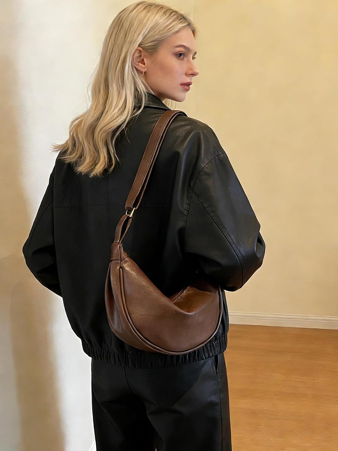 Half moon bag women's PU leather retro crossbody bag small, made of waterproof material, with adjustable shoulder strap. Shoulder bag is ideal for commuters, shopping and everyday use. – Bild 3