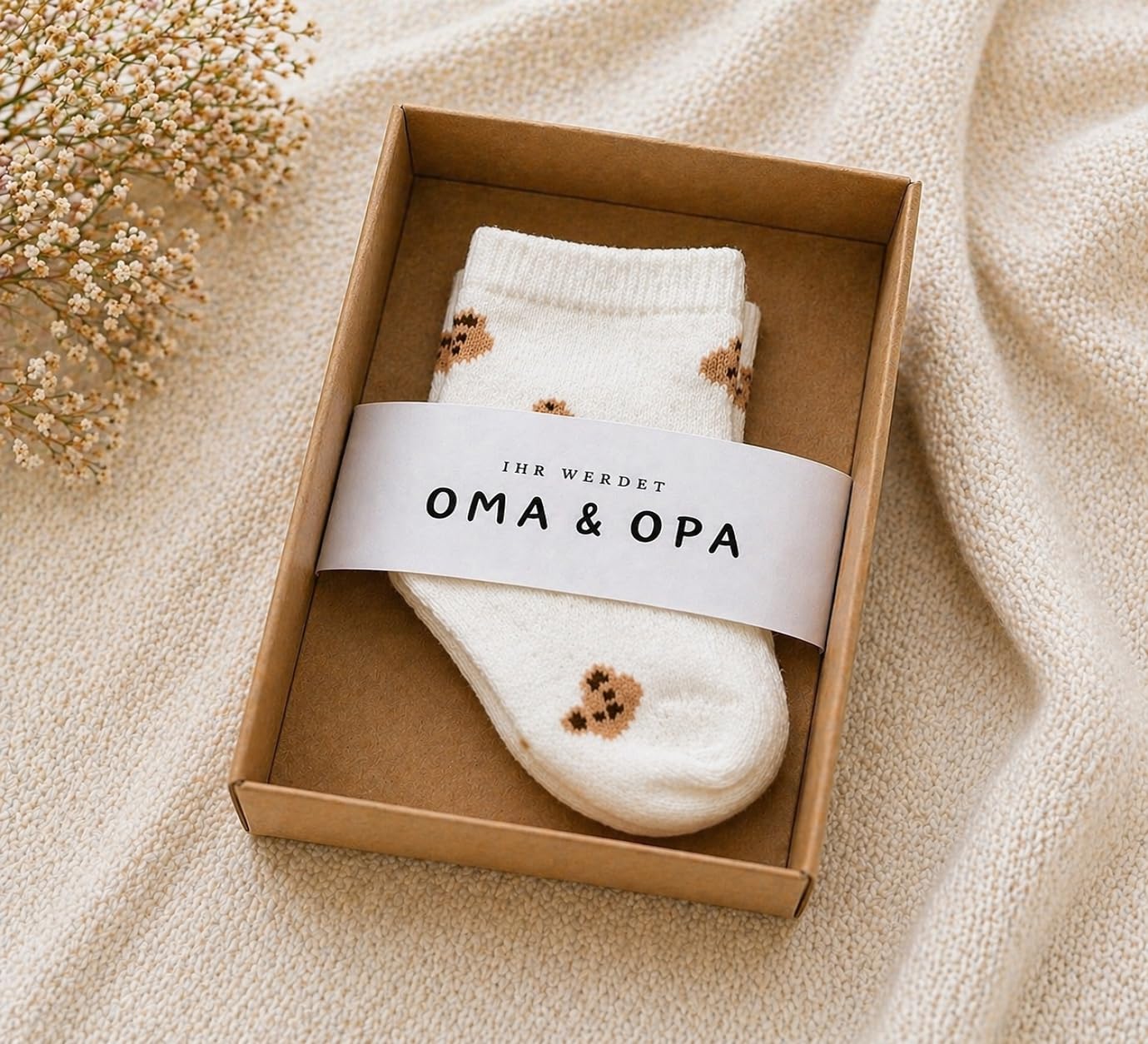 Pregnancy announcement | Du wirst Oma | Du wirst Opa | You will be grandma and grandpa | Baby announcement | You will be grandma and grandpa with baby socks | White with bears – Bild 4