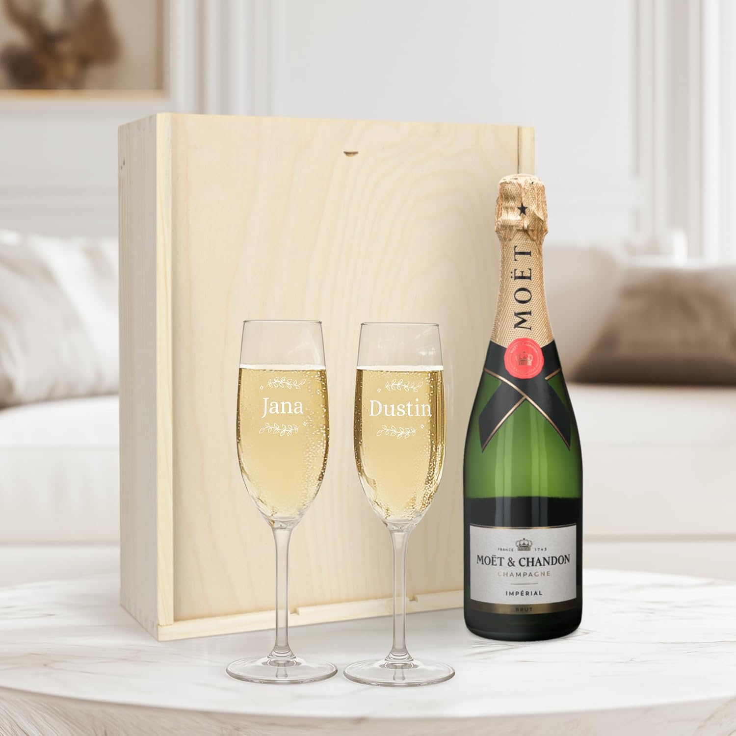 Moët & Chandon Champion Set – The Set Consists of an Elegant Wooden Box, 2 Personalised Champagne Glasses & a Bottle of Moët & Chandon 750 ml