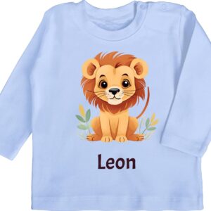 Geschenk mit Namen personalisiert by Shirtracer - Baby Long-Sleeved Shirt - Lion - Cute Lion Wild Animals King of Animals Lion