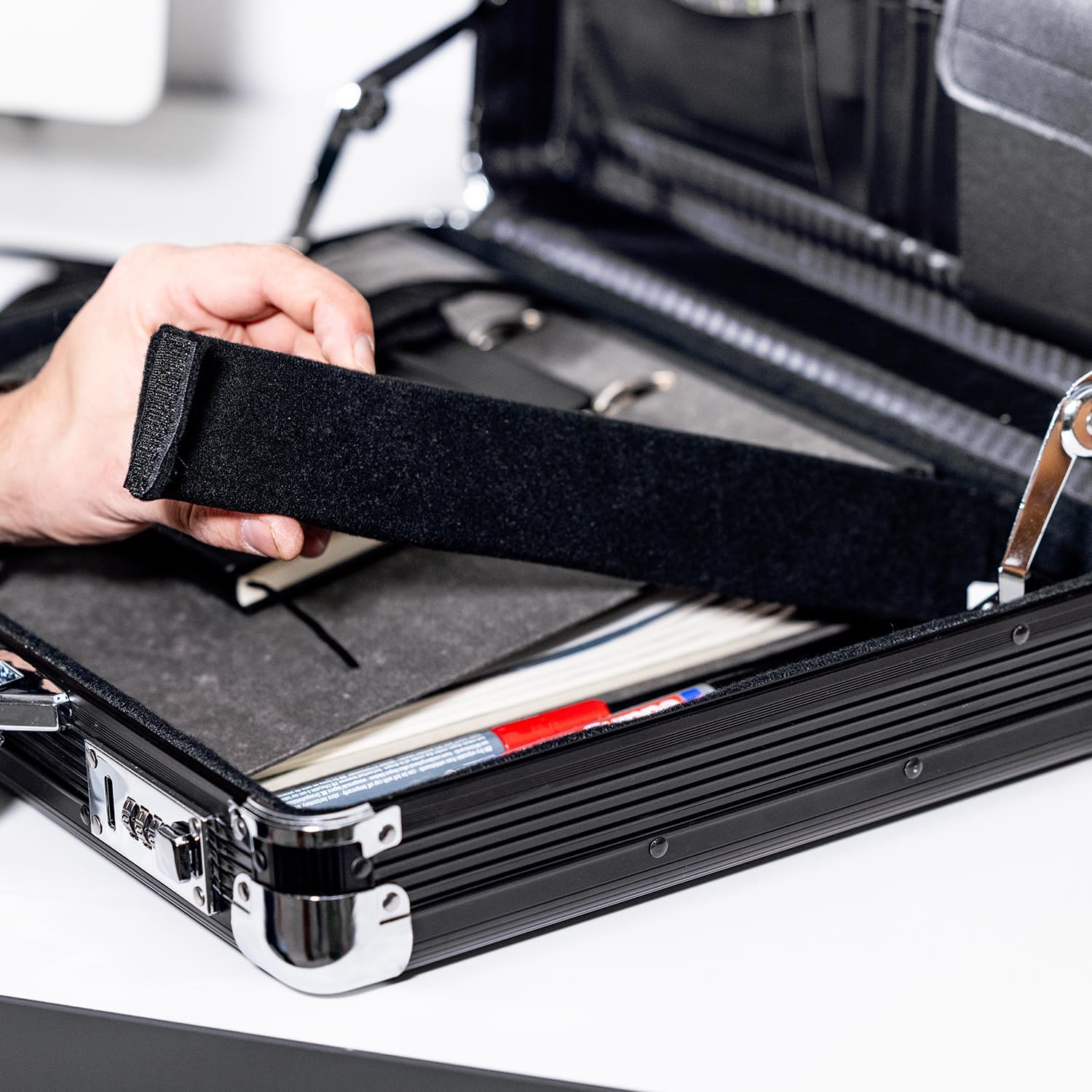 HMF Aluminium Briefcase for Laptops up to 17.3 Inches, Men's Business Case with Combination Lock, Padded Laptop Compartment and Organiser in Lid, 45 x 33 x 11 cm, Black – Bild 2
