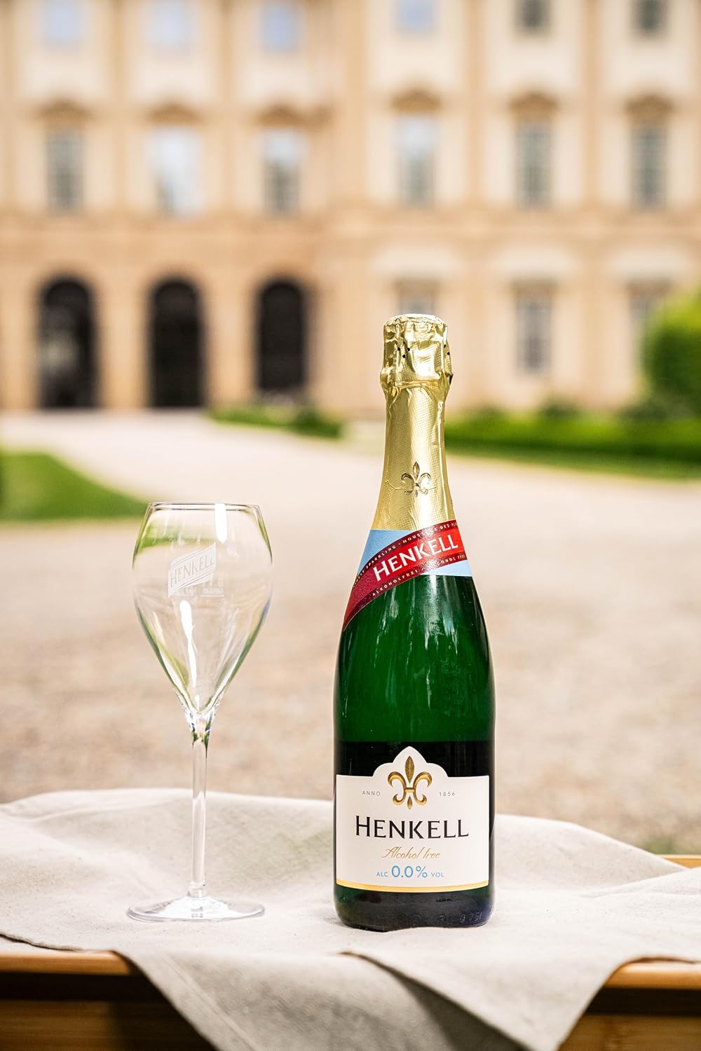 Henkell Alcohol-free 0.0 percent (6 x 0.75 l) - alcohol-free alternative to champagne, crémant, cava and sparkling wine, dry, fine-pearled, refreshing fruity and fresh taste, vegan – Bild 2
