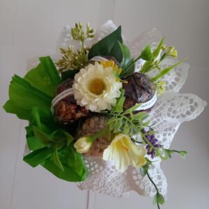 Tea bouquet with 3 different fruit mixes and candies, with flowers