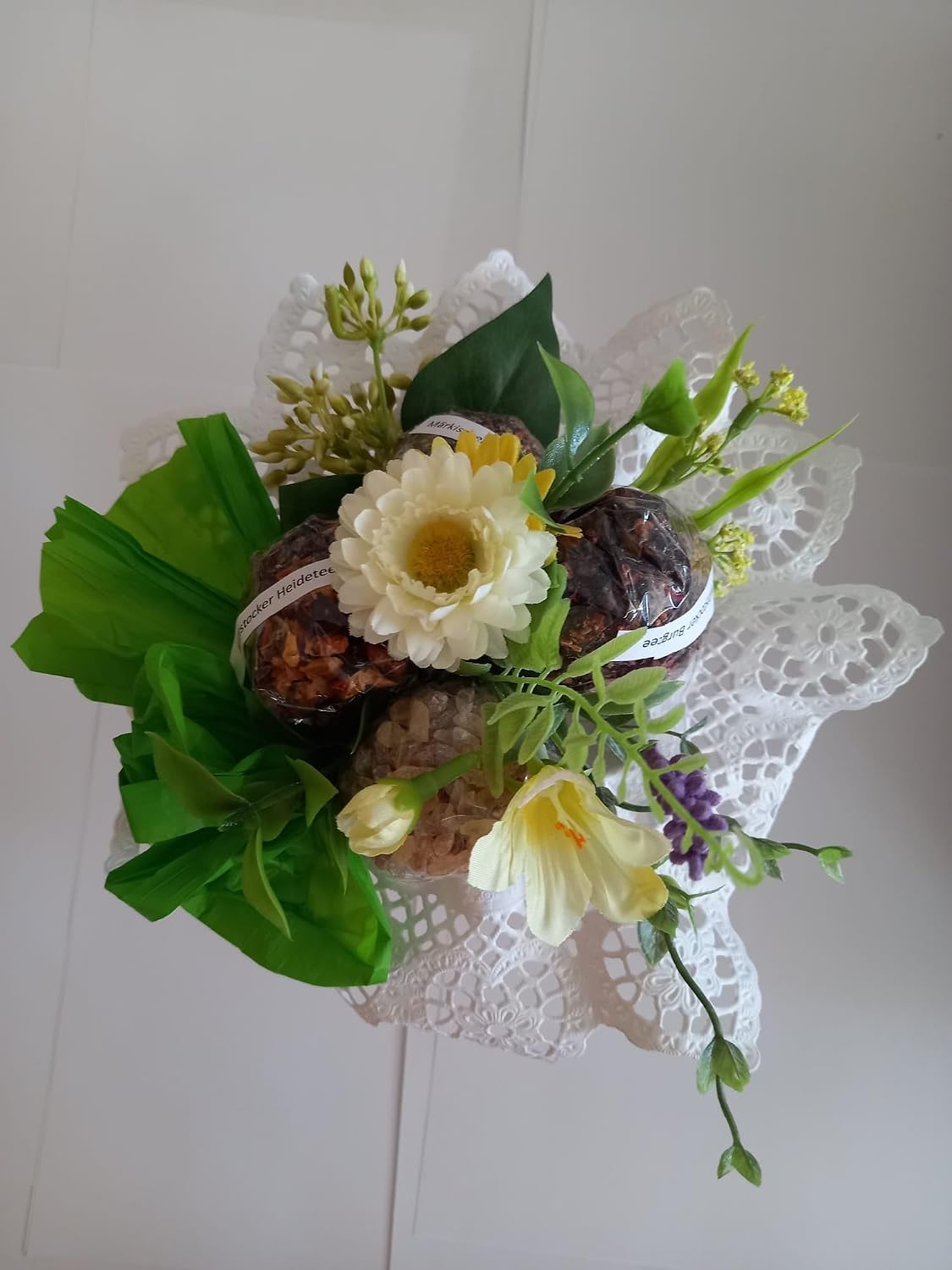 Tea bouquet with 3 different fruit mixes and candies, with flowers