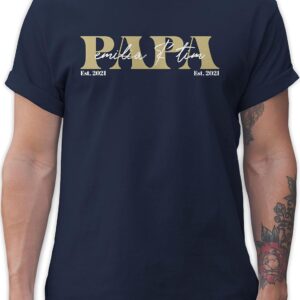 Geschenk mit Namen personalisiert by Shirtracer – Men’s T-Shirt for Father’s Day – Dad Gift with Name Children Date Birth Year I Christmas I Birthday