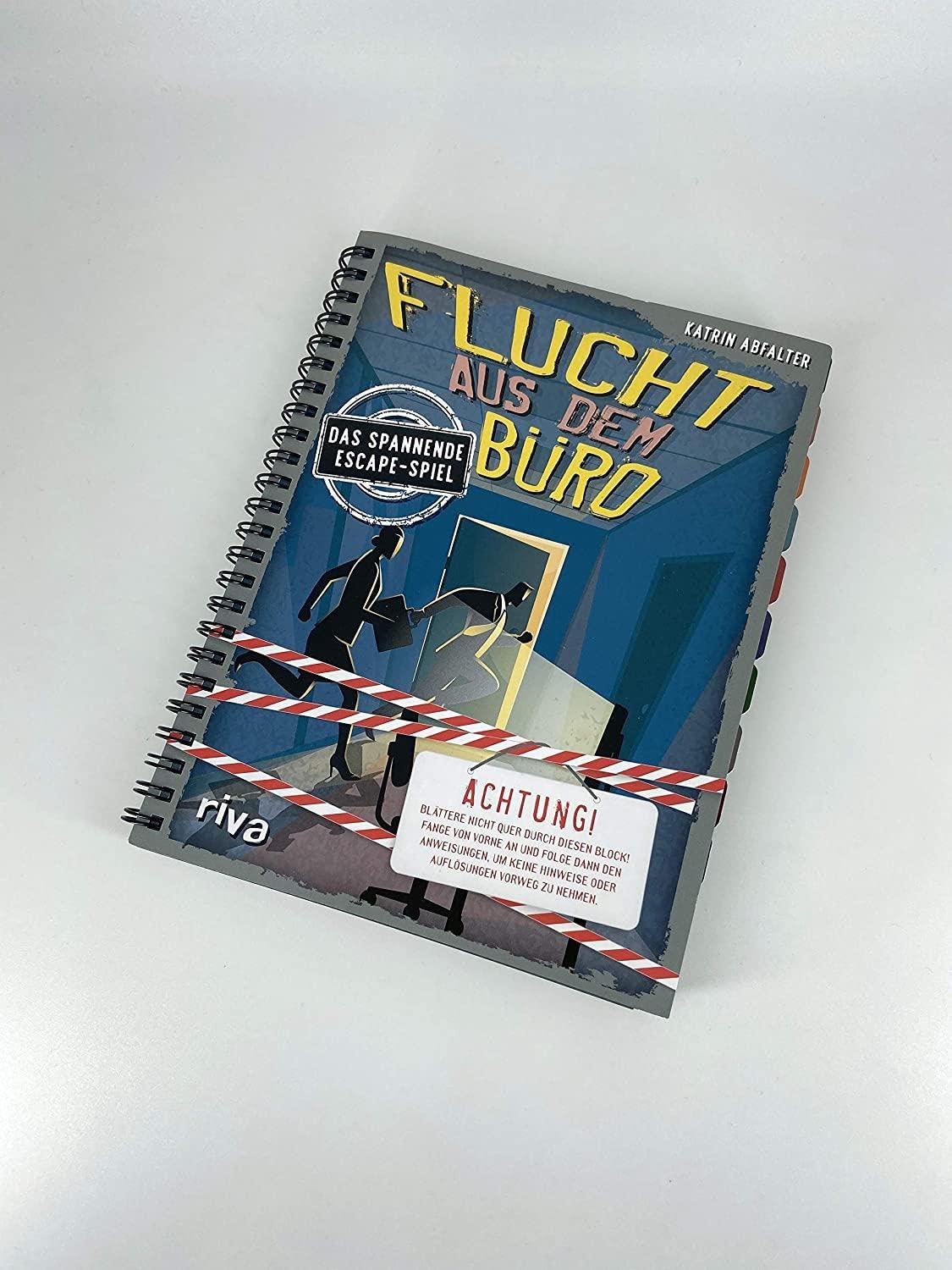 Flucht aus dem Büro – Das spannende Escape-Room-Spiel: Entkomme deinem Chef. Das perfekte Geschenk für alle Escape-Room-Spiel-Fans. Mit Rätselseiten zum Freirubbeln. Ab 12 Jahren – Bild 3
