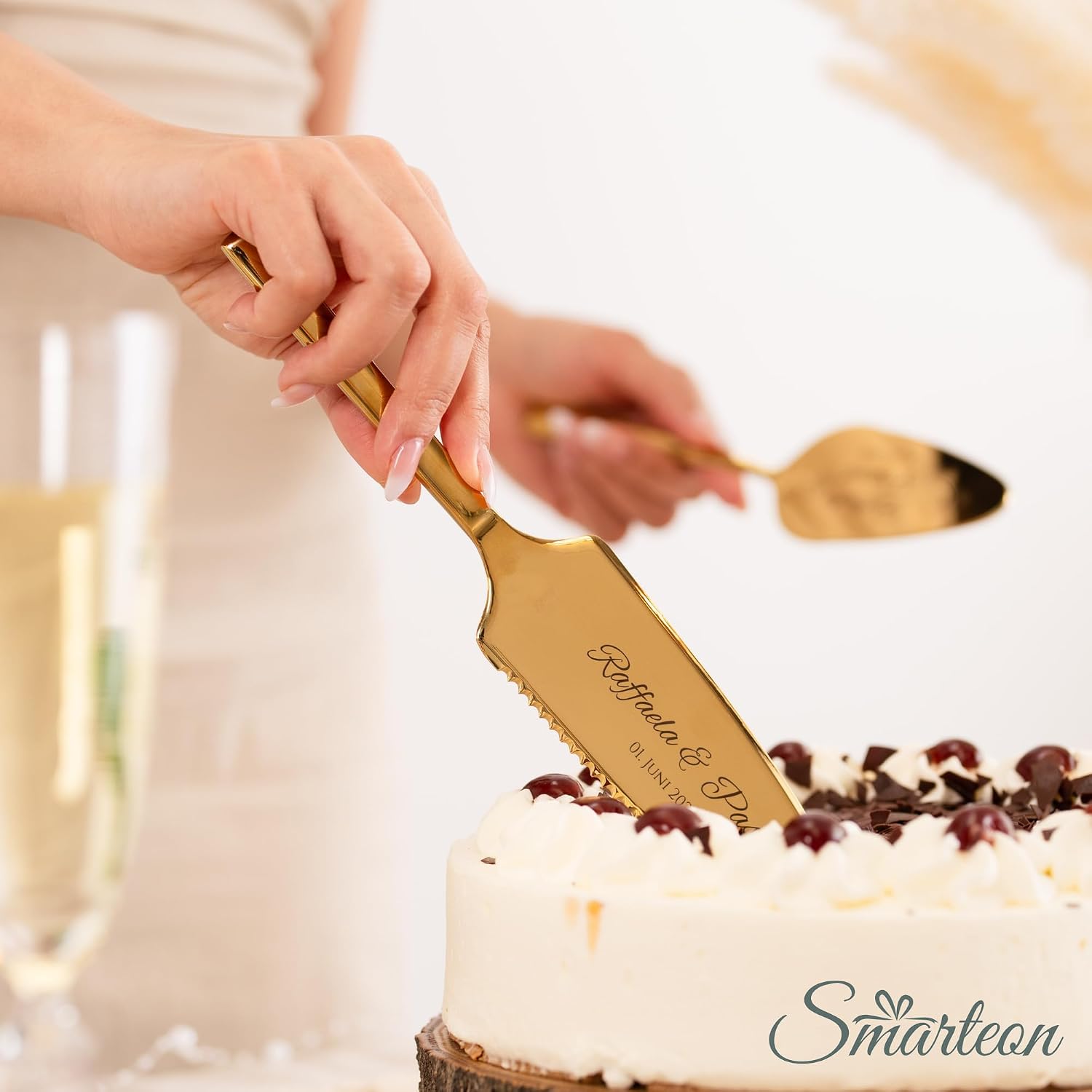 SMARTEON Cake Server Set Hand in Hand with Cake Knife and Personalised Engraving - Wedding Gifts for Newlyweds, Birthday, Anniversary, Gift Idea for Couples - Silver Set in Gift Box – Bild 9