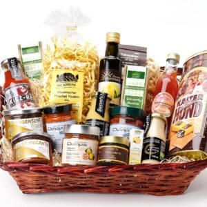 Gift Basket / Gift Basket Delicatessen Galactic with Pasta, Sauces, Oil, Vinegar Cream, Mustard, Syrup, Chocolate, Good as: Gift Basket for Customers, Anniversary Gift Basket or Gift Basket Luxury