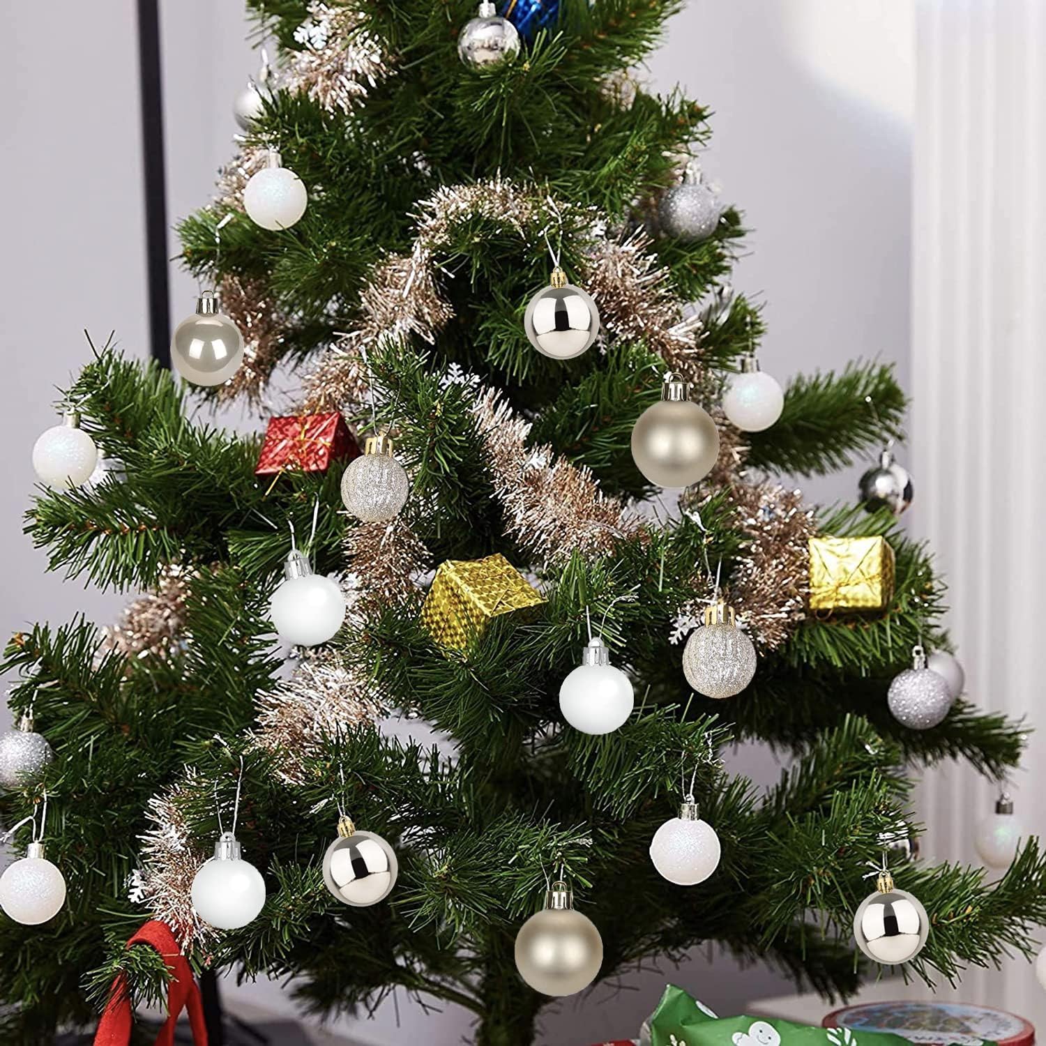 Pack of 30 Mini Christmas Baubles with Hanger, 3 cm Small Christmas Tree Baubles, Gold & White Baubles, Mini Christmas Tree, Table Christmas Tree Decoration Set – Bild 5