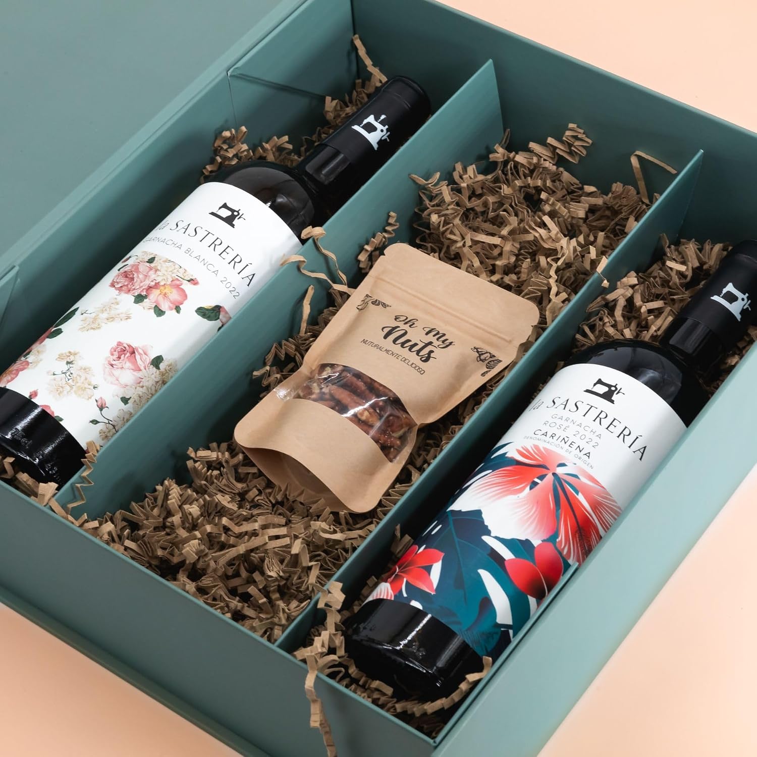 Wine Box Spain with Organic Walnuts - Premium Gift Set with Garnacha White Wine & Carinena Rose by La Sastreria, Perfect for Wine Lovers and Special Occasions – Bild 3