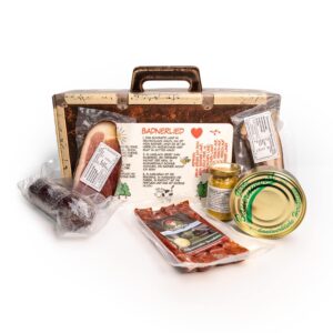 „Badnerlied“ Suitcase – Gift Basket with Board – Ham and Salami 7 Pieces – Gift Basket with Snack Board and Badnerlied Print