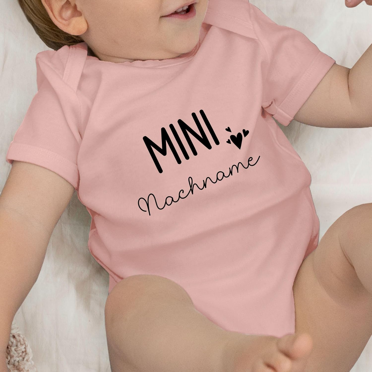 Geschenk mit Namen personalisiert by Shirtracer - Body Boy Girl - Mini Last Name | Pregnancy Announcement Gift Birth Baby – Bild 7