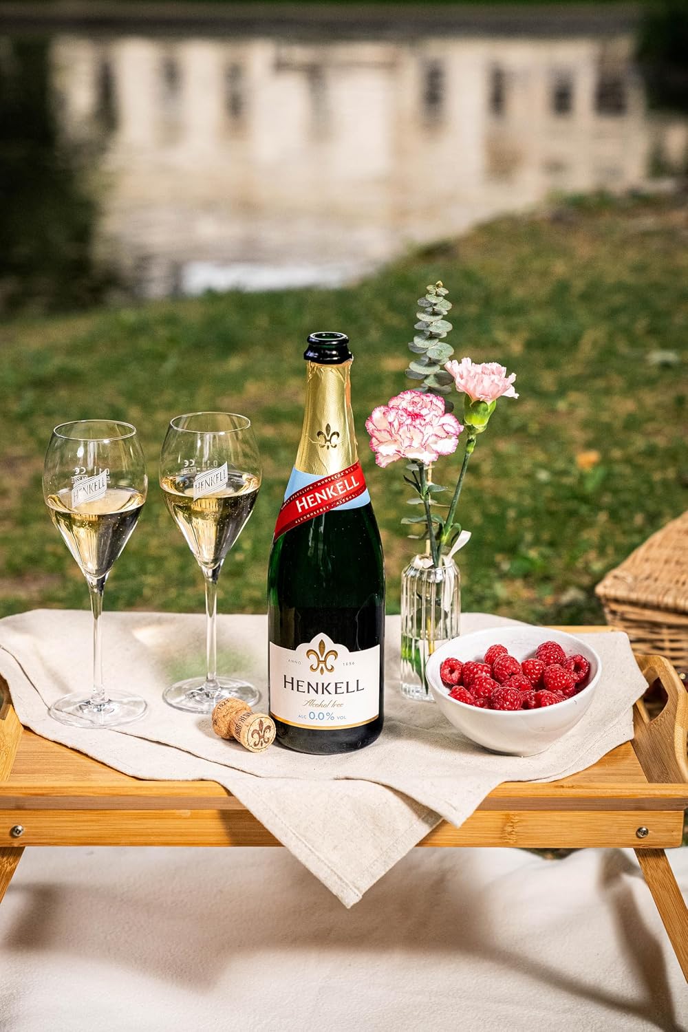 Henkell Alcohol-free 0.0 percent (6 x 0.75 l) - alcohol-free alternative to champagne, crémant, cava and sparkling wine, dry, fine-pearled, refreshing fruity and fresh taste, vegan – Bild 4