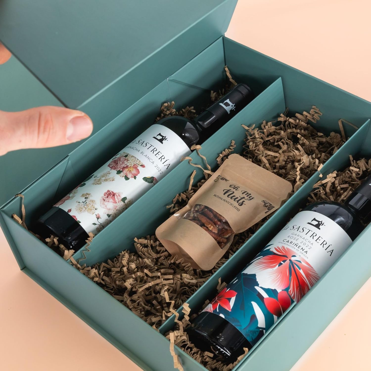 Wine Box Spain with Organic Walnuts - Premium Gift Set with Garnacha White Wine & Carinena Rose by La Sastreria, Perfect for Wine Lovers and Special Occasions – Bild 2
