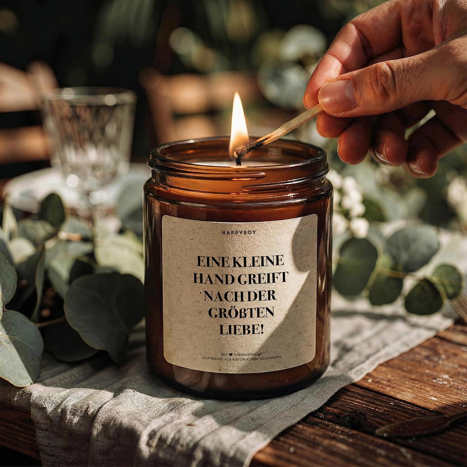 Eine kleine Hand griffift nach der größten Liebe Scented Candle with Saying as a Gift for Mum, Expecting Parents, Loving Gift Idea for Birth, Candle in Glass with Floral Fragrance – Bild 3