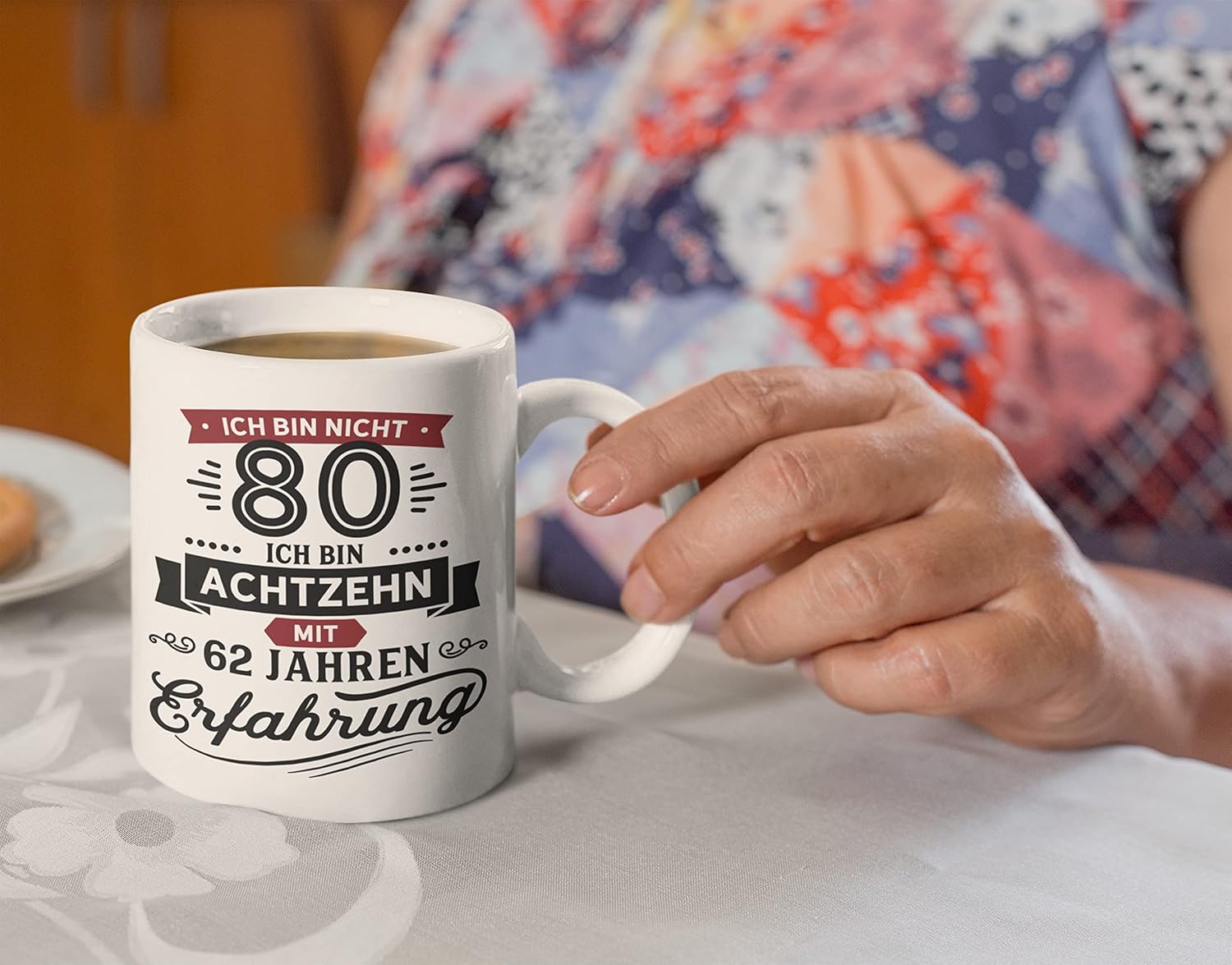 Gift Mug for 80th Birthday - Ich bin nicht 80, Ich bin 18 mit 62 Jahre Erfahrung | Mug with Funny Saying as a Gift Idea Ceramic 330 ml – Bild 5