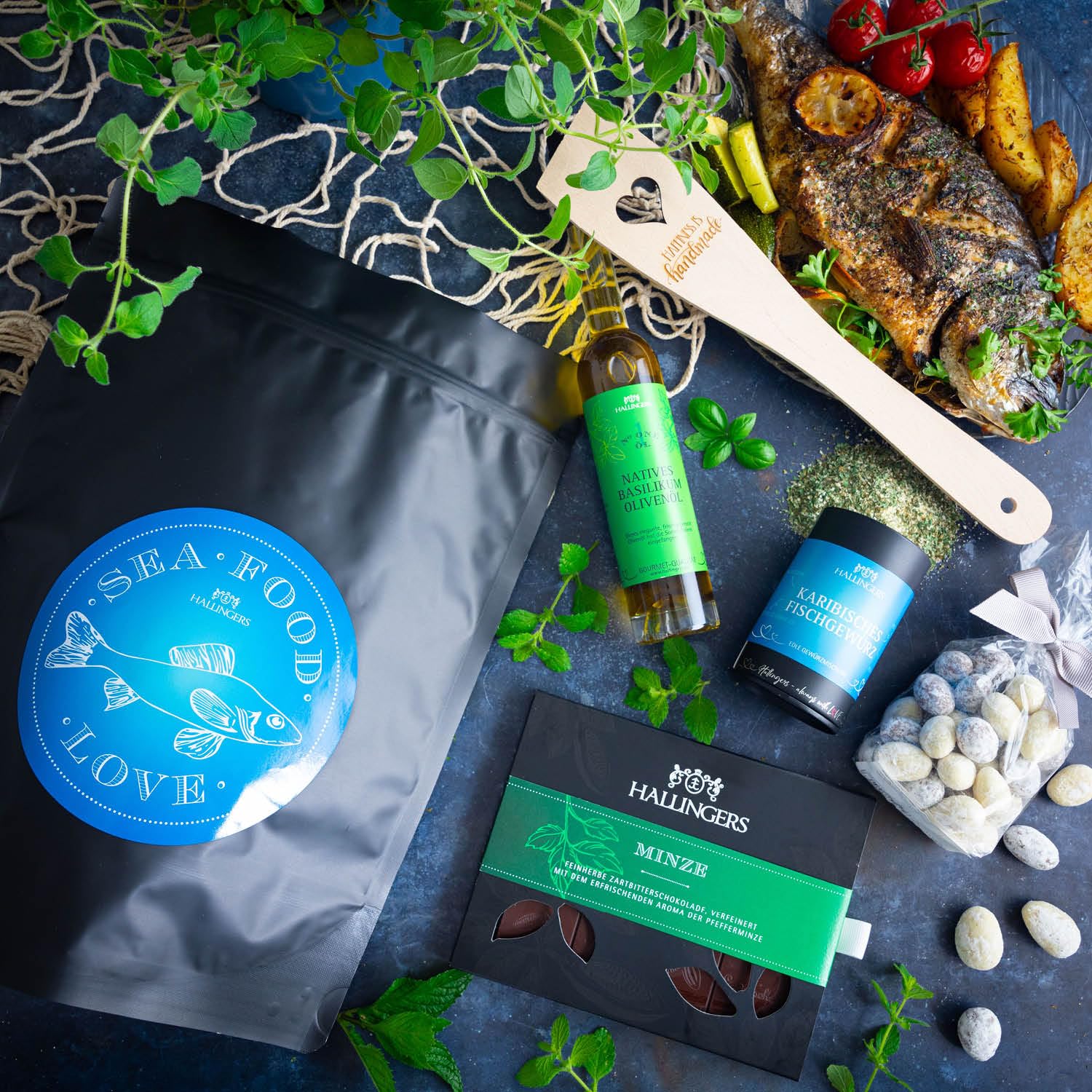 Hallingers Genuss Manufaktur Delicatessen Gift Set – XXL "Sea Food" Wonder Bag Large Barbecue Party Gift Chocolate, Fish Spice, Olive Oil, Nougat & More, Gift Idea for Men and Women – Bild 5