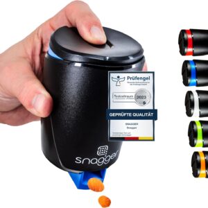 snagger - The snack dispenser // Clean hands when snacking // Suitable for peanuts, NicNacs, etc. // Ideal for gamers, in the home office, as a gift // BPA free // Made in Germany (black and blue)