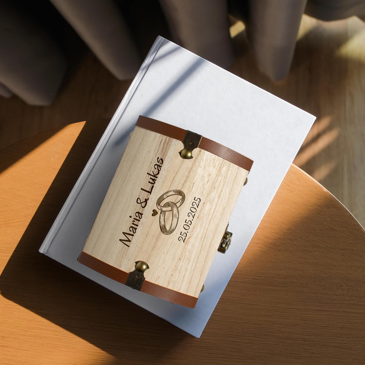 True Statements Personalised Treasure Chest with Engraving & Lock - Wedding Gift for Bride and Groom - Money Gift Packaging Wedding - Memory Box Treasure Chest - Wood, 14.5 x 11.5 x 13 cm – Bild 4