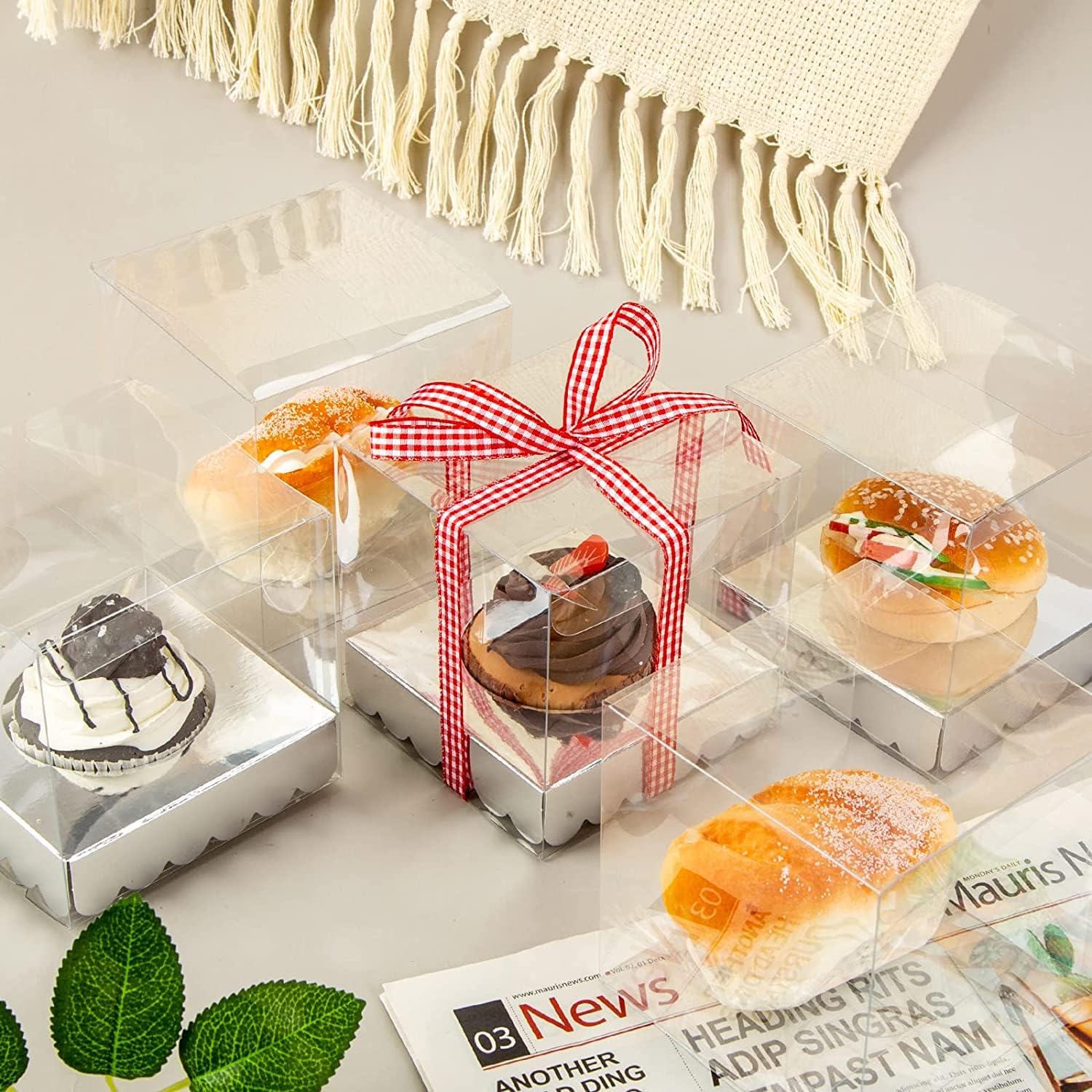 LATERN Pack of 20 Clear Cake Boxes, 9 x 9 x 11.5 cm, Transparent Gift Box with Silver Base and Ribbon for Packaging, Cakes, Macaron, Sweets, Cookies - for Wedding, Baby Shower, Party Favours – Bild 6
