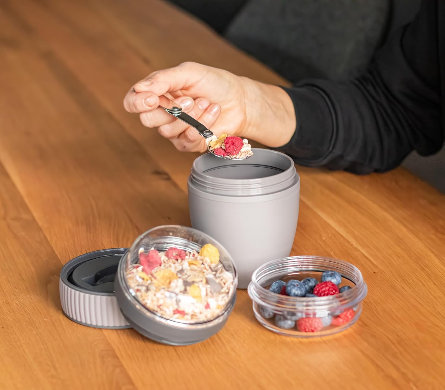 Milu Cereal Cup to Go, 400 ml, MüsliMax, Plastic Yoghurt Cup for Cereal, Leak-Proof Cup with Spoon for Yoghurt/Porridge (Taupe Grey) – Bild 7