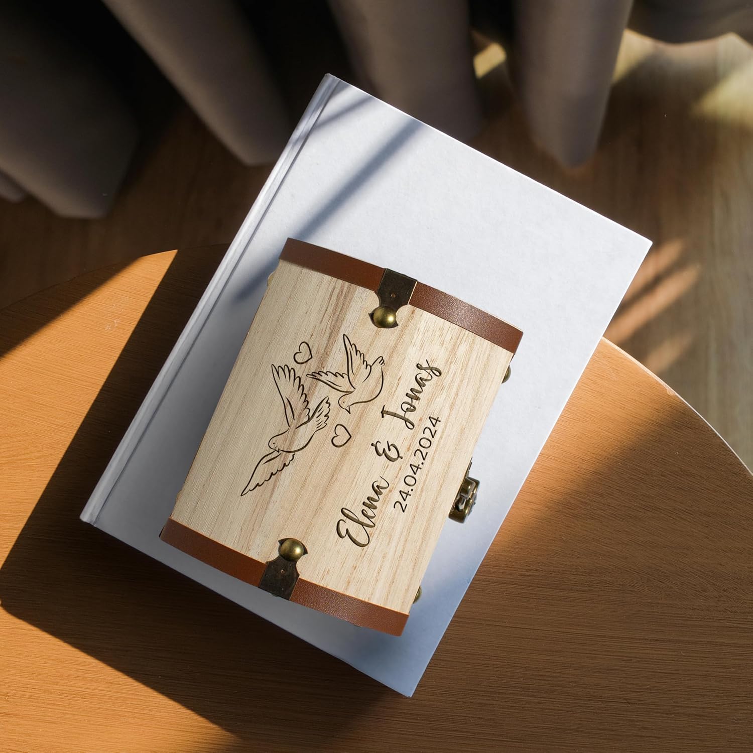 True Statements Personalised Treasure Chest with Engraving & Lock - Wedding Gift for Bride and Groom - Money Gift Packaging Wedding - Memory Box Treasure Chest - Wood, 14.5 x 11.5 x 13 cm – Bild 4