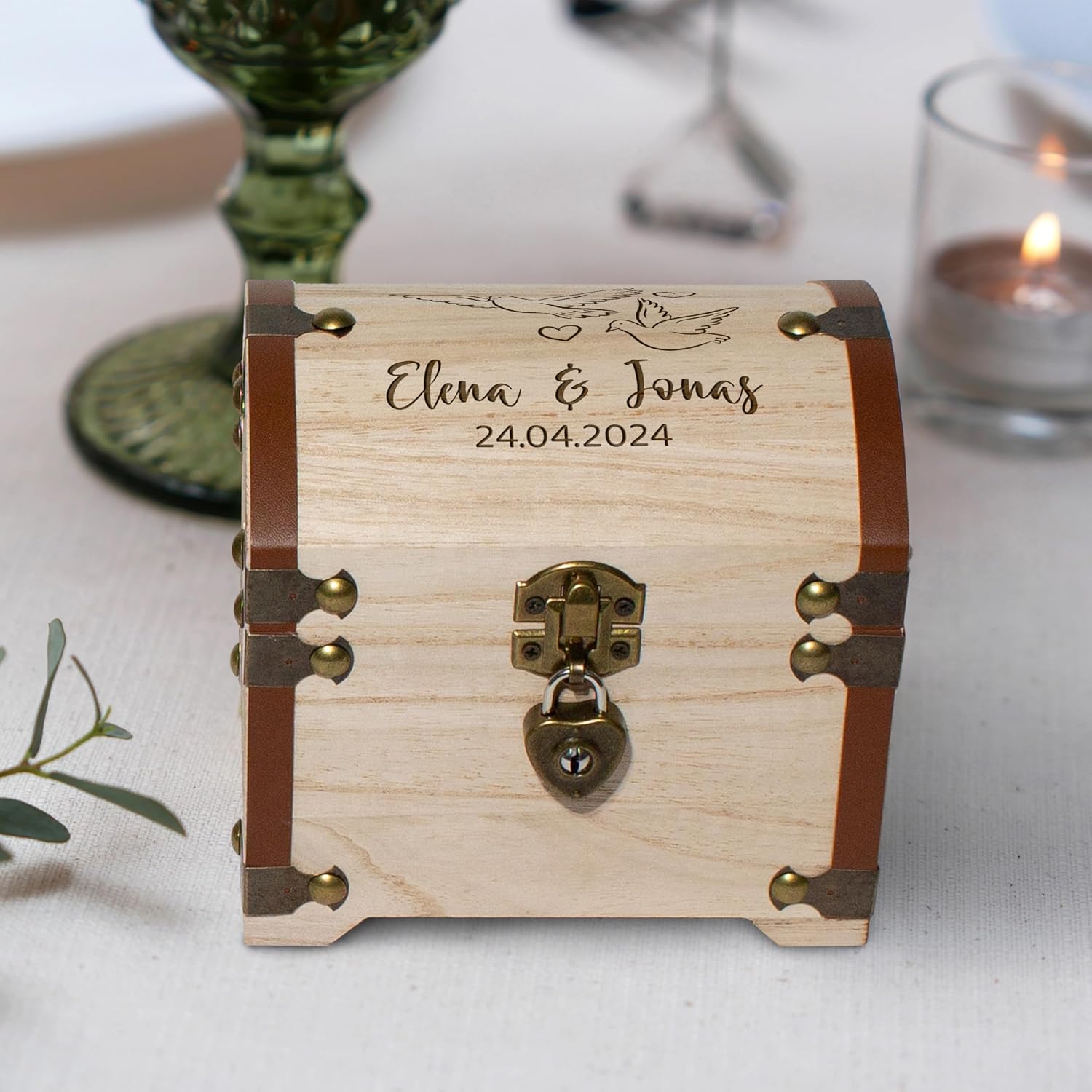 True Statements Personalised Treasure Chest with Engraving & Lock - Wedding Gift for Bride and Groom - Money Gift Packaging Wedding - Memory Box Treasure Chest - Wood, 14.5 x 11.5 x 13 cm – Bild 3