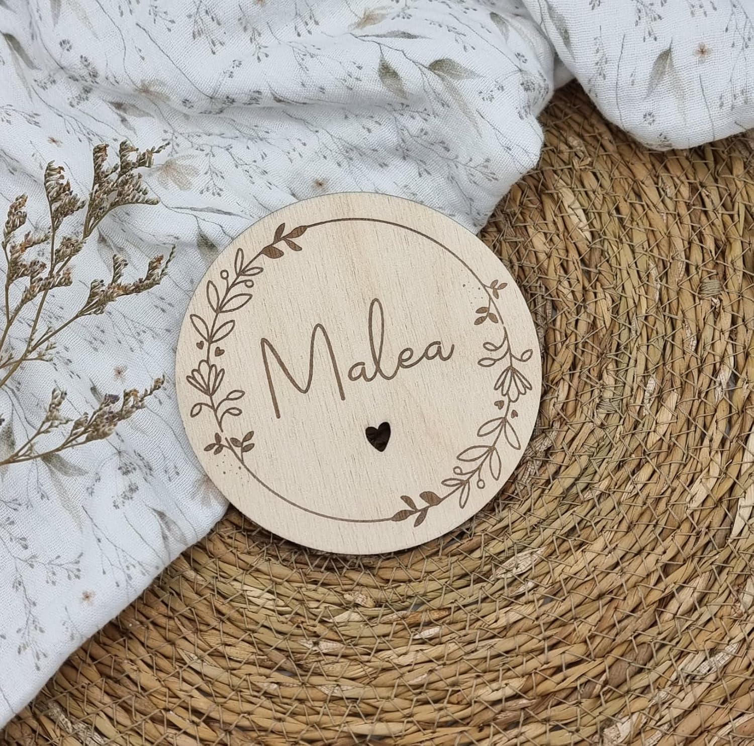 Personalised Baby Name Disc with Flower Wreath, Wooden Disc with Name, Announcement for Birth Gift, Gift Idea (15 cm) – Bild 4