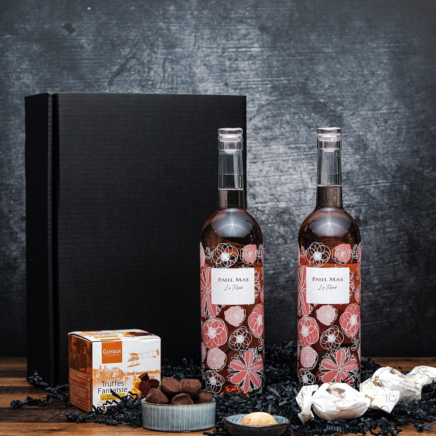 Rose Wine Gift Set with Chocolate Truffle and Amaretti – Bild 6