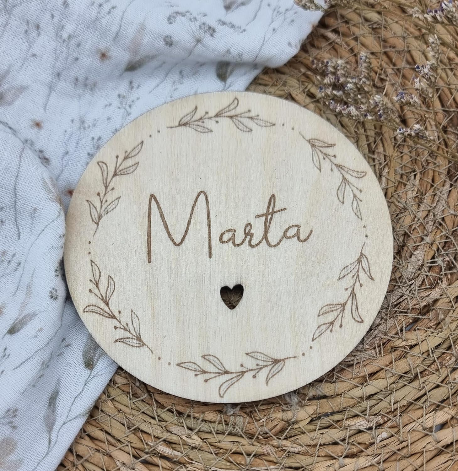 Personalised Baby Name Disc with Flower Wreath Wooden Disc with Name Announcement for Birth Gift Idea (15 cm) – Bild 3