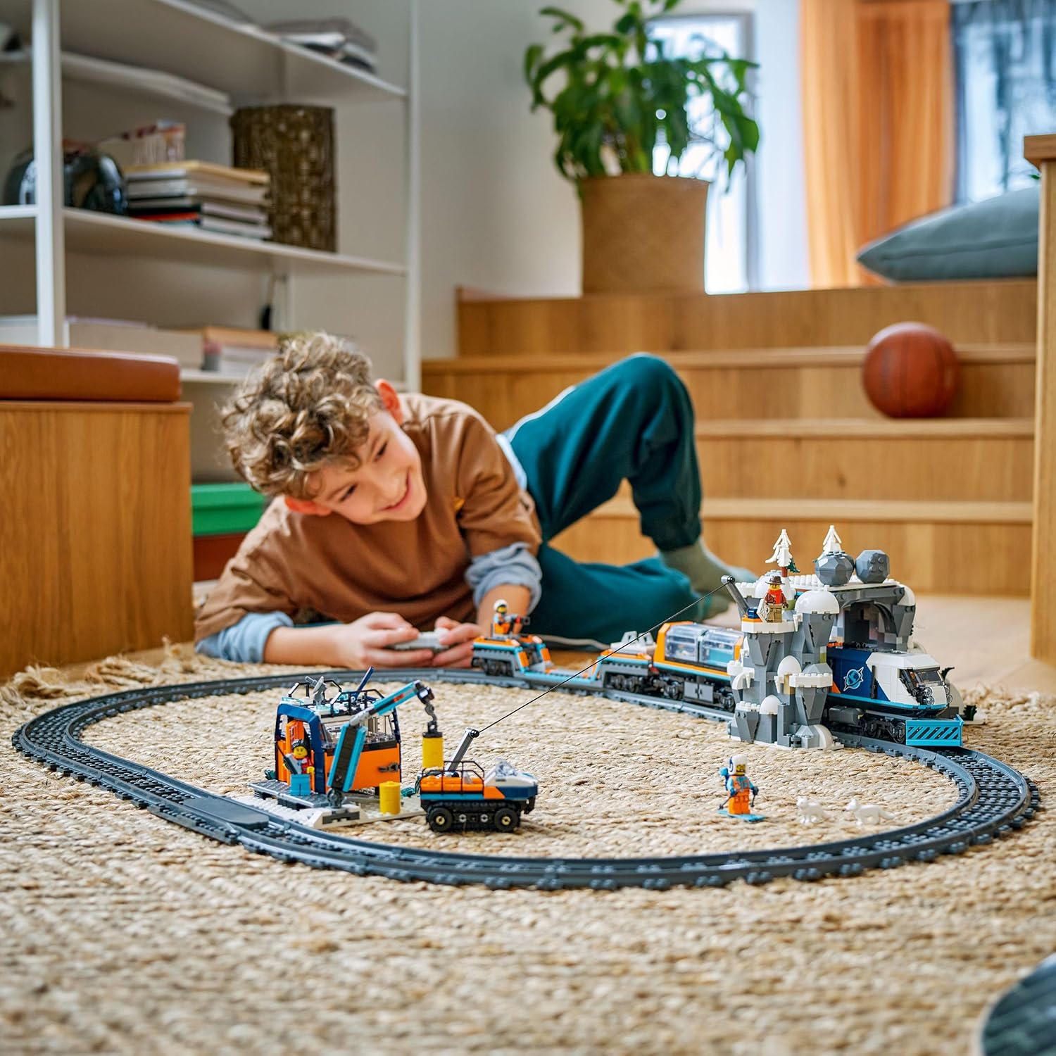 LEGO City Trains Arctic Polar Express - Toy with Remote Controlled Train - Snow Plow, 22 Track Segments, 6 Mini Figures & Rockfall Function - Gift for Boys & Girls from 7 Years - 60470 – Bild 9