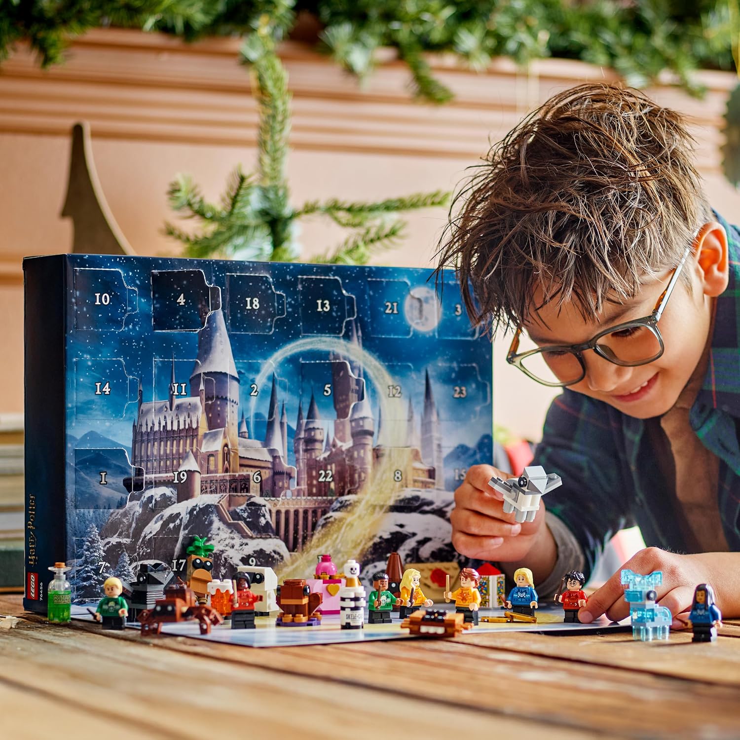 LEGO Harry Potter Advent Calendar 2025 - Christmas Toy with 24 Surprises - 8 Mini Figures in Festive Sweaters & 6 Figures - Gift for Girls and Boys from 7 Years - 76456 – Bild 8