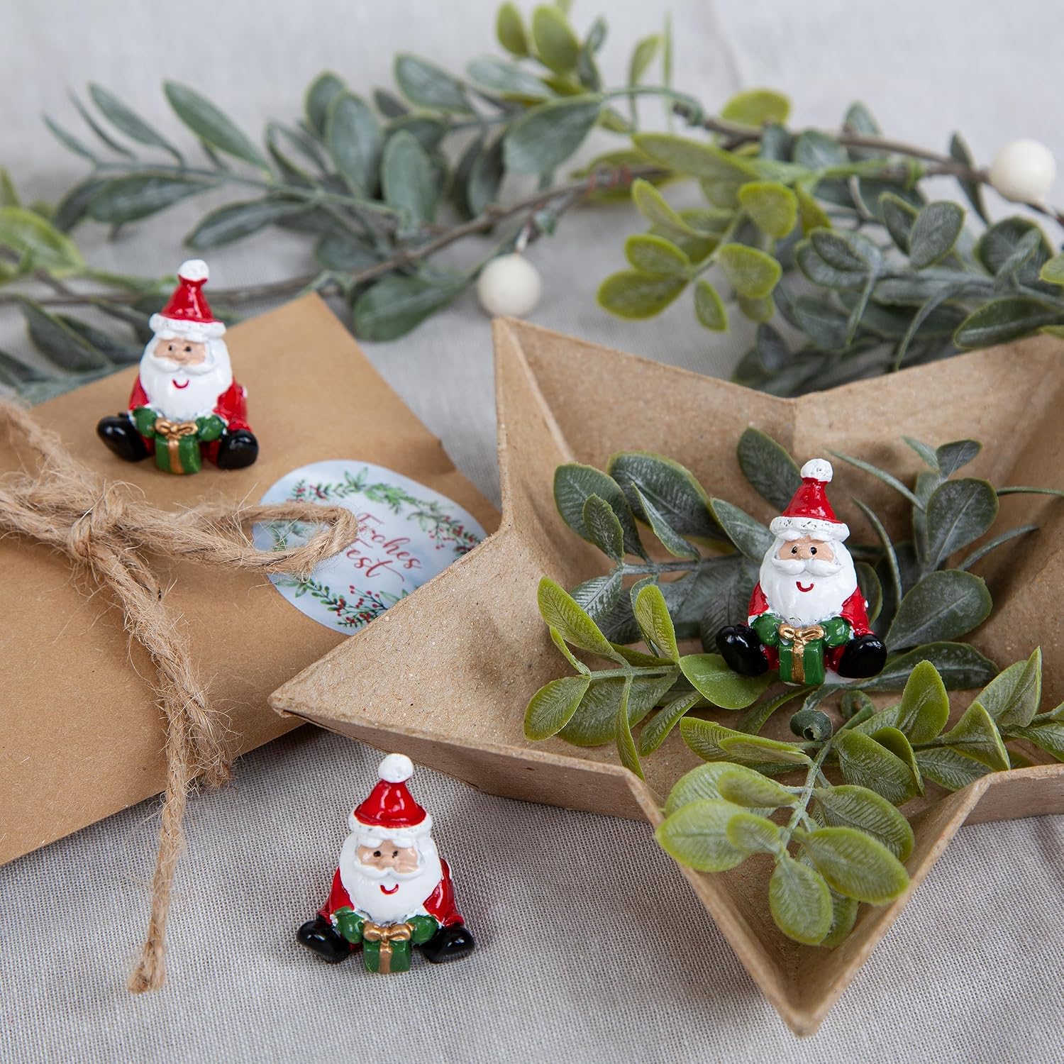 Logbuch-Verlag 12 Mini Santa Claus Figures, 3 cm, Small Christmas Gift for Employees, Colleagues, Customers, Red / Green – Bild 3