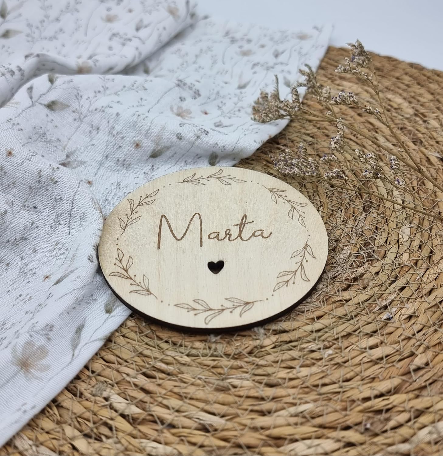 Personalised Baby Name Disc with Flower Wreath Wooden Disc with Name Announcement for Birth Gift Idea (15 cm) – Bild 2