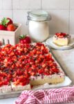 Fantakuchen mit Erdbeeren vom Blech – einfach & saftig