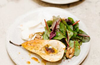Pfeffriger Salat mit Birnen & Schafskäse