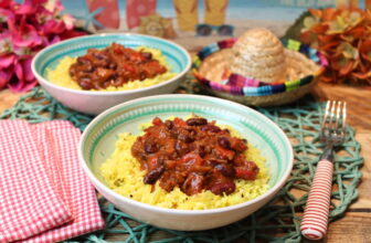 Chili con Chorizo ​​mit Kurkuma-Butter-Blumenkohlreis