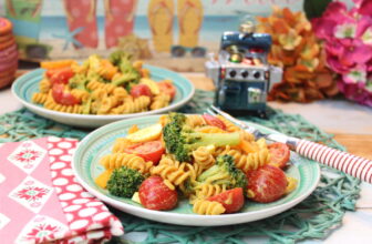 Curry-Linsenspirelli-Salat mit Brokkoli und Tomaten