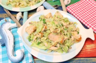 Dillige Lachs-Erbsen-Spitzkohlpfanne – Happy Carb Rezepte