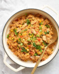 Hähnchen Reispfanne mit Paprika und Mais.