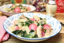 Keto-Hähnchenpfanne mit Mangold und Radieschen