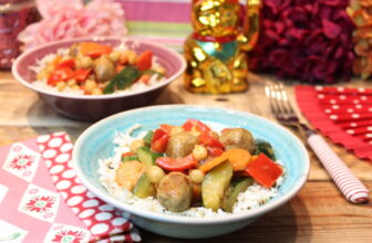 Kokos-Curry-Fleischbällchen mit Kichererbsen und Blumenkohlreis