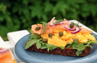 Rührei mit Räucherlachs – Rezept aus dem Kochbuch „Moin“