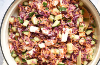 Rotkohl-Möhren-Salat. Mit Gurke und Feta. Wunderbar knackig!