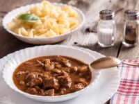 Geschmortes Schweinegulasch mit Rotwein – Oma Kocht