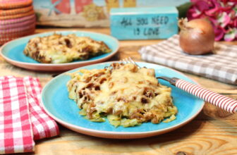 Thymian-Spitzkohl mit Zwiebel-Käsehaube – Happy Carb Rezepte