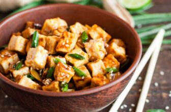Tofu auspressen: So bringt ihr mehr Geschmack in den Protein-Lieferanten!
